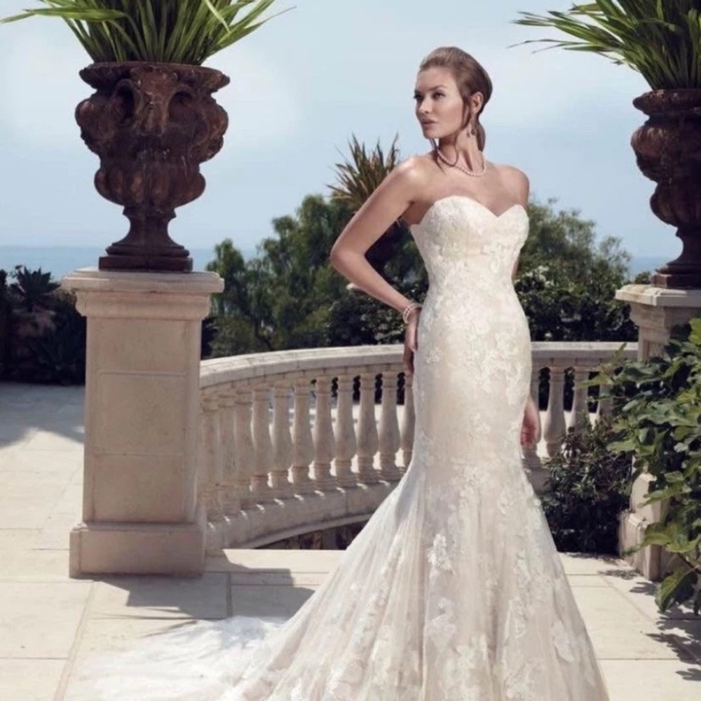 Elegant Cream Strapless Wedding Dress